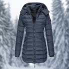 Damen Winterjacke in Dunkelblau, gesteppte Daunenoptik, mit Kapuze. Perfekt für kalte Tage. Modisch, warm und funktional.