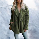 Grüner Damen Teddy-Mantel, kuschelig und modisch, ideal für Herbst und Winter. Perfekt kombinierbar mit Jeans für einen lässigen Look.