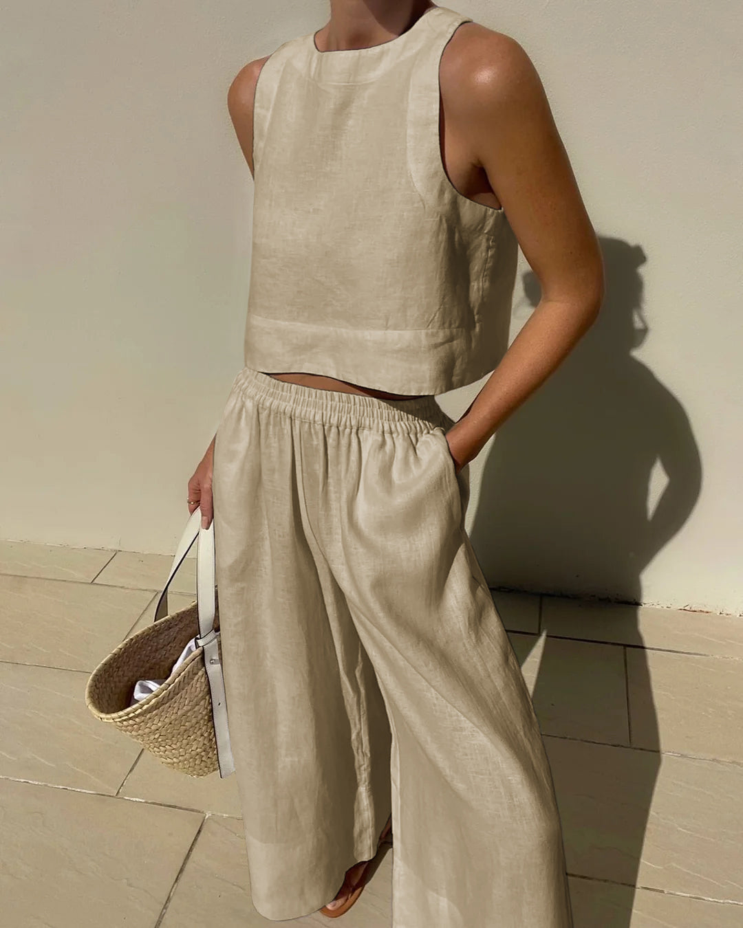 Damen Leinen Set: ärmelloses Top und weite Hose in Beige. Perfekt für Sommermode, lässiger Look, atmungsaktiver Stoff, stilvoll und bequem.