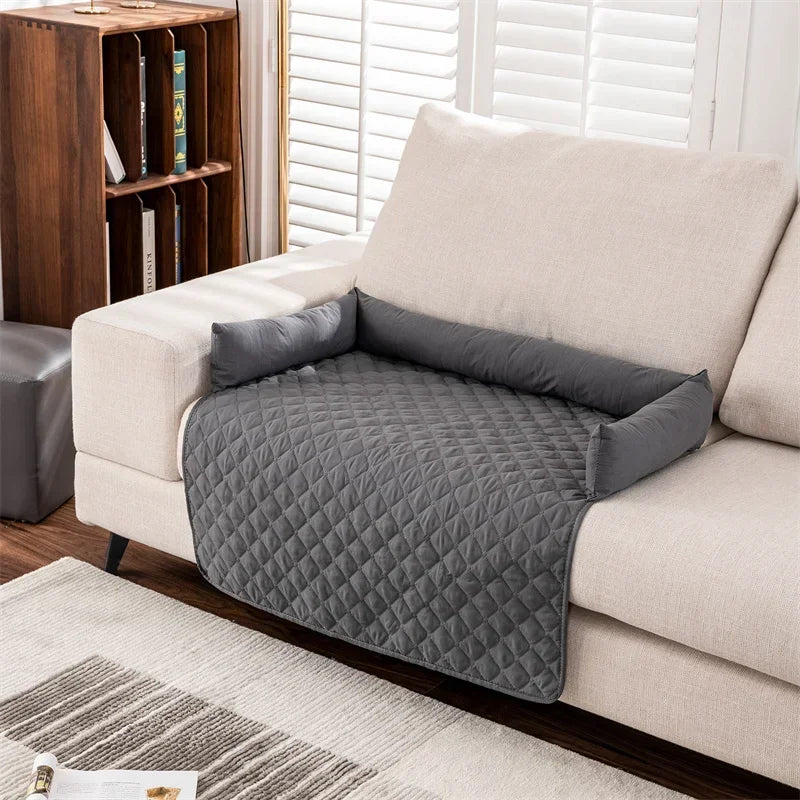 Graue gesteppte Sofaschutzdecke auf beigem Sofa, Wohnzimmer, Möbelpflege, Heimdekoration.