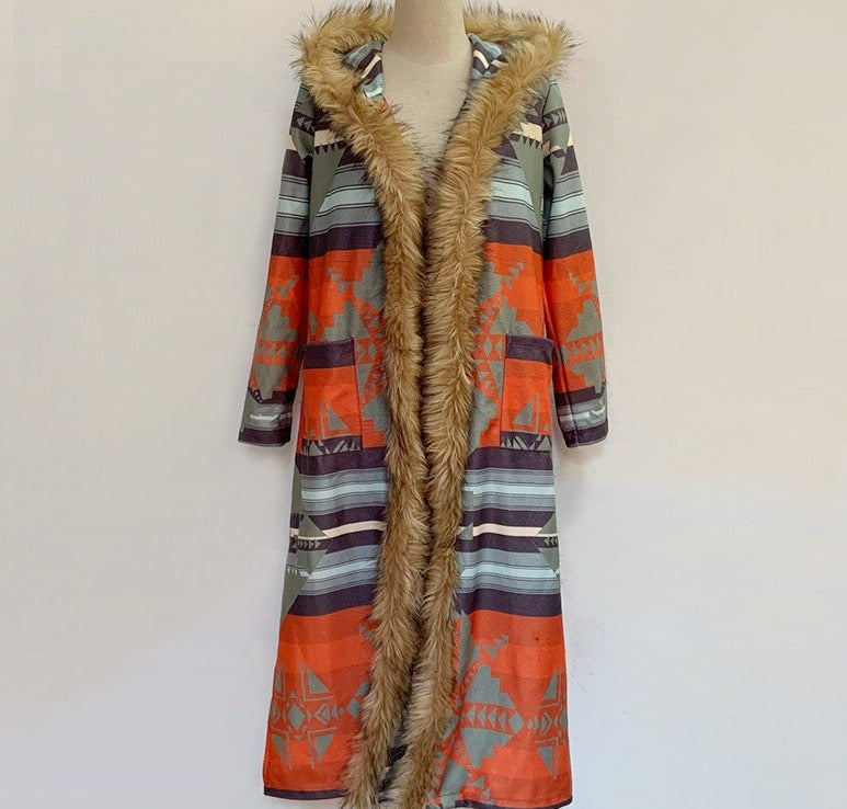 Langer Damenmantel mit Kapuze, Ethno-Muster, Kunstfellbesatz, orange-grau, modisch, warm, ideal für Herbst und Winter, trendige Damenmode.