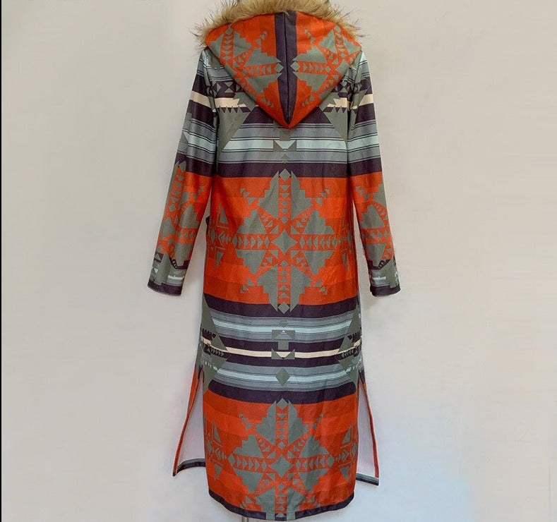 Langer Damenmantel mit Kapuze, Ethno-Muster, orange und grau, Wintermode, warm, stilvoll, trendig, Boho-Chic, gemütlich, modisch.
