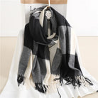 Schwarz-weiß karierter Schal aus weichem Material, ideal für Herbst und Winter. Modisches Accessoire, das Wärme und Stil vereint.