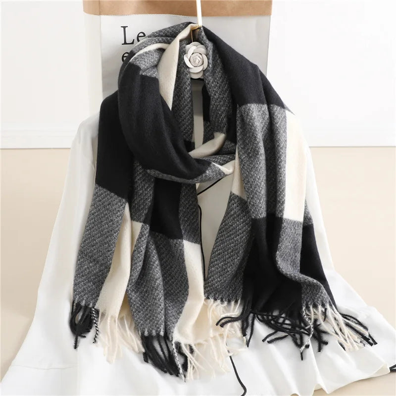 Schwarz-weiß karierter Schal aus weichem Material, ideal für Herbst und Winter. Modisches Accessoire, das Wärme und Stil vereint.