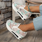 Damen-Sneaker mit Blumenmuster, Plateau-Sohle und transparentem Design. Modische Freizeitschuhe, ideal für trendige Frühlings- und Sommerlooks.