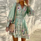Elegantes Damenkleid in Pastellgrün mit floralen Mustern, langen Ärmeln und Taillengürtel. Perfekt für Frühling und Sommermode.
