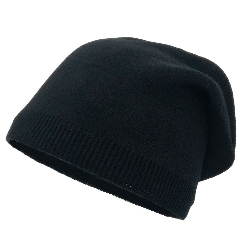 Schwarze Strickmütze aus weicher Wolle, ideal für Herbst und Winter. Modisches Accessoire, unisex, warm und bequem. Perfekt für kalte Tage.