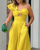 Elegantes gelbes Kleid mit asymmetrischem Ausschnitt und Rüschen, ideal für Sommermode. Perfekt für stilvolle Anlässe und trendige Outfits.
