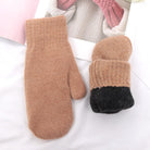 Kuschelige braune Wollfäustlinge auf weißem Hintergrund, ideal für Wintermode. Perfekt für kalte Tage, warm und stilvoll. Hochwertige Strickhandschuhe.