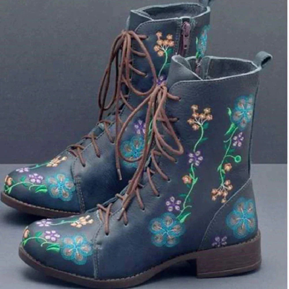 Damenstiefel mit floraler Stickerei, blau, Schnürung, Reißverschluss, bequeme Sohle. Perfekt für Herbstmode und trendige Outfits.