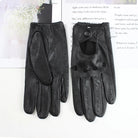 Schwarze Lederhandschuhe mit perforiertem Design und Knopfverschluss, ideal für stilvolle Autofahrten. Hochwertiges Material, elegantes Accessoire.