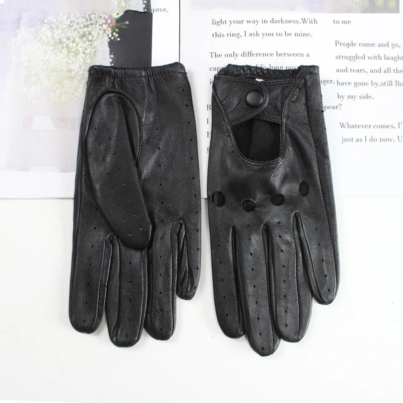 Schwarze Lederhandschuhe mit perforiertem Design und Knopfverschluss, ideal für stilvolle Autofahrten. Hochwertiges Material, elegantes Accessoire.