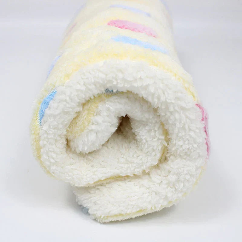 Weiches, flauschiges Handtuch, weiß mit bunten Streifen, aus Baumwolle, ideal für Badezimmer.