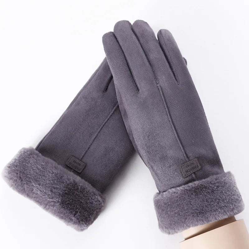 Graue Damenhandschuhe aus Wildleder mit weichem Fellfutter, ideal für Wintermode. Elegante, warme Accessoires für kalte Tage.