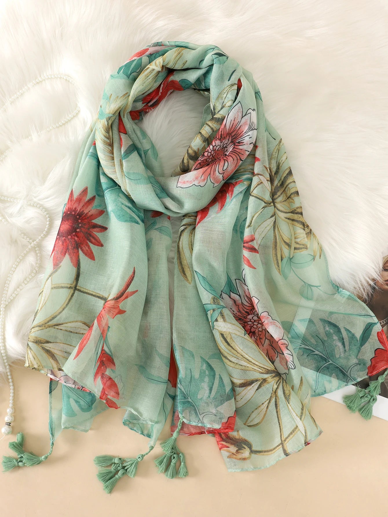 Leichter, floraler Schal in Pastellgrün mit roten und weißen Blumenmustern, ideal für Frühling und Sommer. Perfekt als modisches Accessoire.