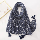 Damen-Schal mit blau-weißem geometrischem Muster und Quasten, modisches Accessoire, ideal für Herbst und Winter, stilvoll und vielseitig.