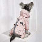 Hund in rosa Regenjacke mit Kapuze, reflektierendem Streifen und Etikett. Perfekte Hundebekleidung für nasses Wetter. Stilvoller Hundemantel.