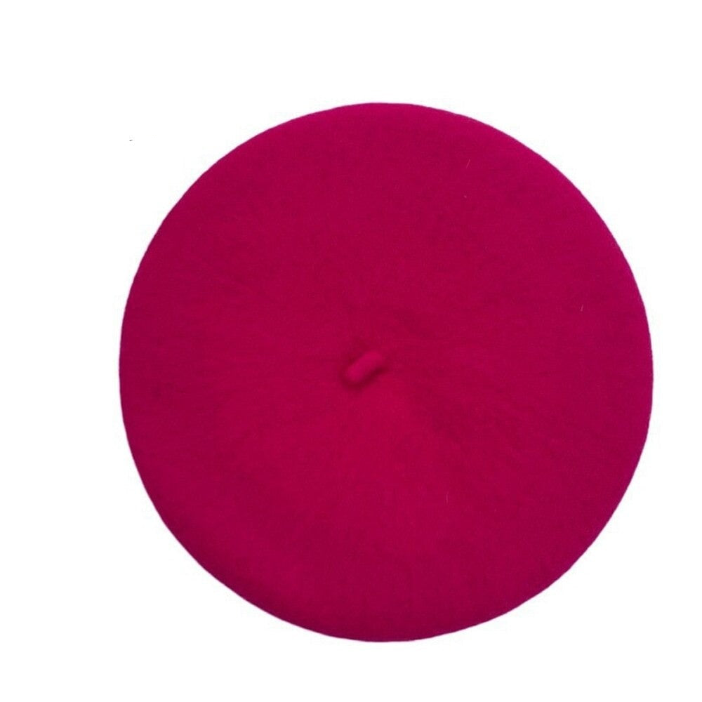 Roter Filzhut, klassisches Design, ideal für Herbstmode. Perfekt für stilvolle Outfits und modische Accessoires. Hochwertige Handwerkskunst.