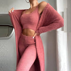 Damenmode: Eleganter rosa Strick-Set mit Crop-Top, Hose und Cardigan. Perfekt für stilvolle Herbst- und Winteroutfits. Bequem und modisch.