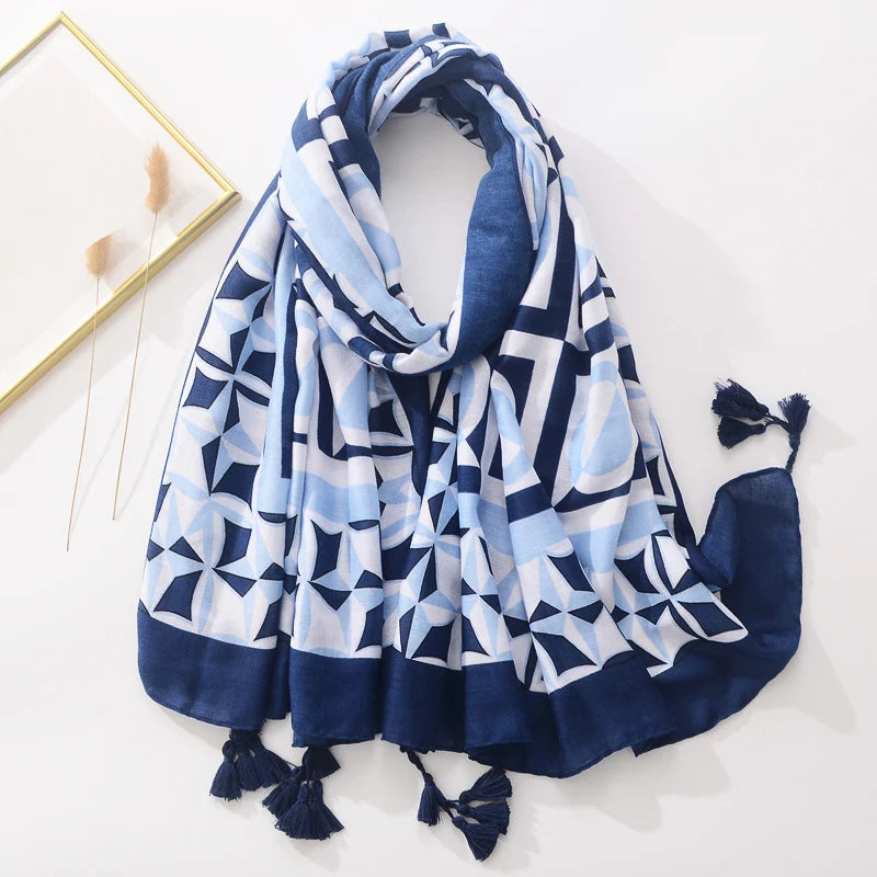 Blauer geometrischer Schal mit Quasten, weiches Material, modisches Accessoire, ideal für Herbst und Winter, stilvolles Design für Damen.
