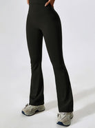Damen-Sportleggings in Schwarz, hoch tailliert, mit ausgestelltem Bein. Ideal für Fitness, Yoga und Freizeit. Bequeme Passform, modisch und funktional.