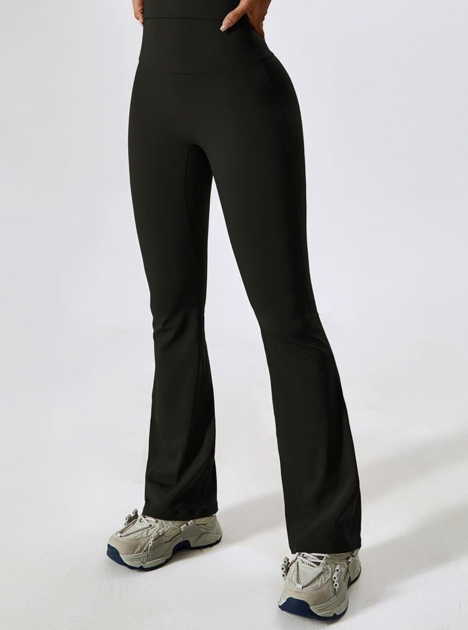 Damen-Sporthose in Schwarz, hoch tailliert, mit ausgestelltem Bein. Ideal für Fitness, Yoga und Freizeit. Bequeme Passform, modischer Look.
