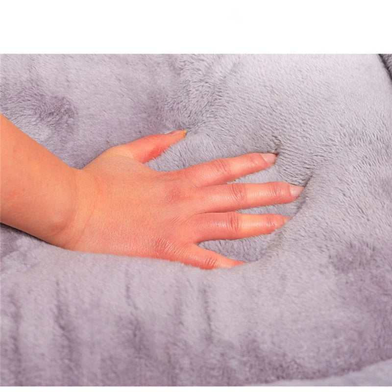 Hand drückt auf graues, weiches Plüschkissen, Nahaufnahme, Komfort, Heimdekoration.