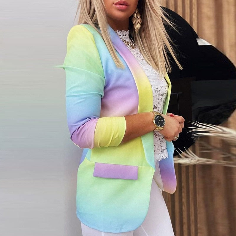 Farbintensiver Damenblazer in Regenbogenoptik, kombiniert mit weißer Spitzenbluse. Perfekt für modische Outfits und trendige Looks.