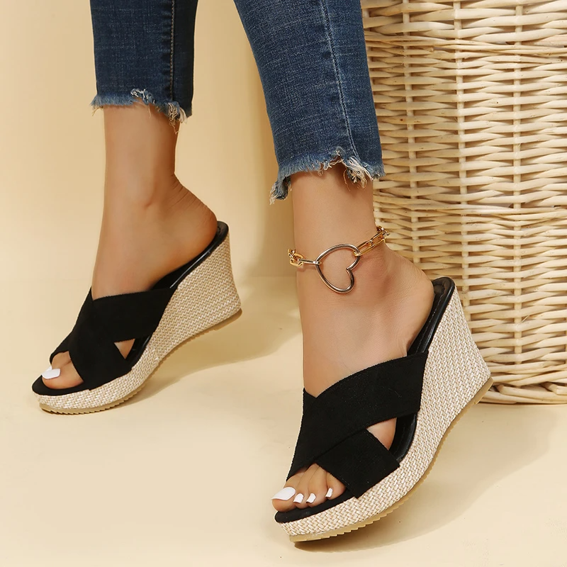 Schwarze Damen-Wedges mit Plateau, offene Zehen, geflochtene Sohle, lässige Sandalen.