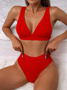 Rotes Bikini-Set für Damen mit hohem Taillenslip und V-Ausschnitt-Oberteil. Perfekt für Strandmode und Sommertrends 2023.
