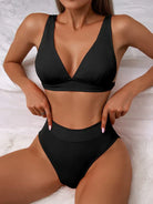 Schwarzes Bikini-Set für Damen, hoch tailliert, mit V-Ausschnitt. Perfekt für Strandmode, Sommertrends und stilvolle Bademode.