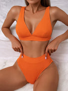 Damen-Bikini-Set in leuchtendem Orange, hoch tailliert, nahtloses Design, ideal für Strandmode und Sommertrends. Perfekt für stilvolle Badebekleidung.