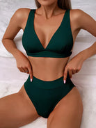 Dunkelgrünes Bikini-Set für Damen, hoch tailliert, mit V-Ausschnitt. Perfekt für Strandmode, Sommertrends und stilvolle Bademode.