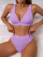 Lila Bikini-Set für Damen, hoch tailliert, mit V-Ausschnitt. Perfekt für Strandmode, Sommertrends und stilvolle Bademode.