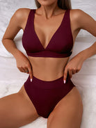 Damen-Bikini-Set in Bordeauxrot, hoch tailliert, mit V-Ausschnitt. Perfekt für Strandmode, Sommertrends und stilvolle Bademode.
