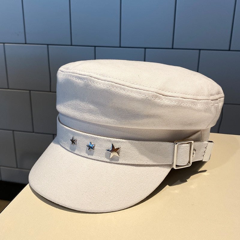 Weiße Schirmmütze mit silbernen Sternnieten, verstellbarem Riemen, ideal für modische Outfits. Perfekt für trendige Accessoire-Sammlungen.