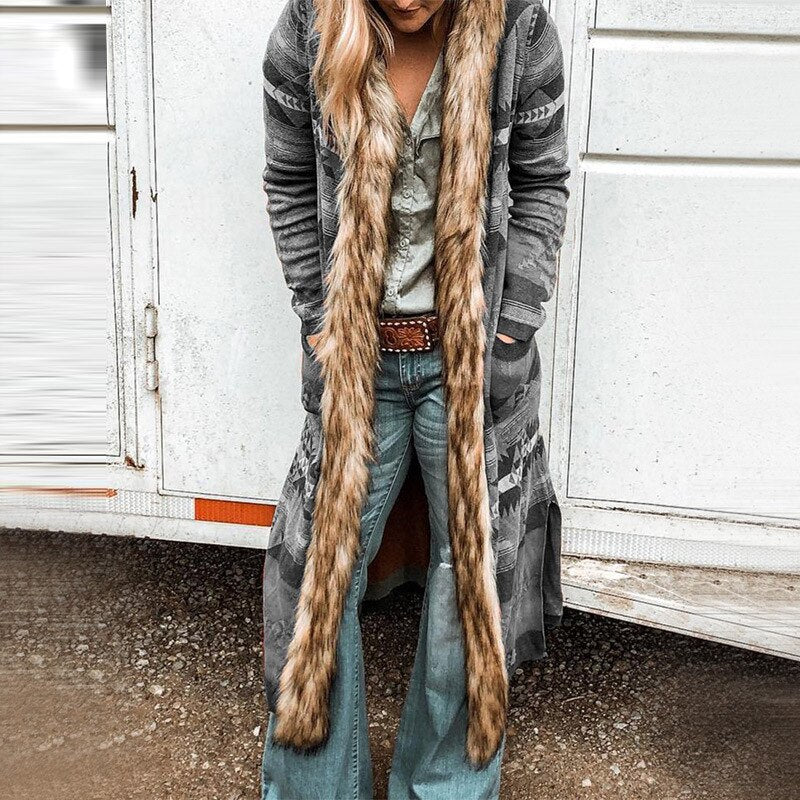 Damenmode: Langer grauer Cardigan mit Kunstfellbesatz, Boho-Stil, ideal für Herbst, lässig und warm, kombiniert mit Jeans und Gürtel.