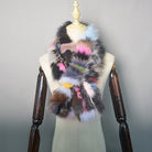 Bunter Kunstpelzschal auf Schaufensterpuppe, modisches Accessoire, weich und luxuriös, ideal für Wintermode und stilvolle Outfits.