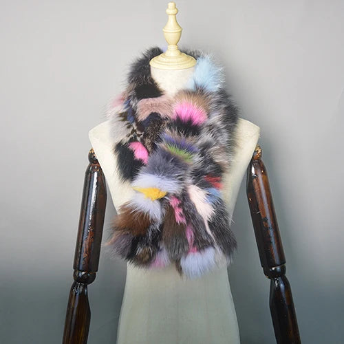 Bunter Kunstpelzschal auf Schaufensterpuppe, modisches Accessoire, weich und luxuriös, ideal für Wintermode und stilvolle Outfits.