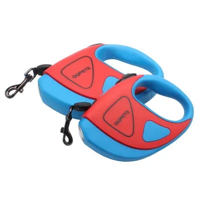 Zwei blaue und rote Hundeleinen, einziehbar, mit Karabinerhaken, für Haustiere.