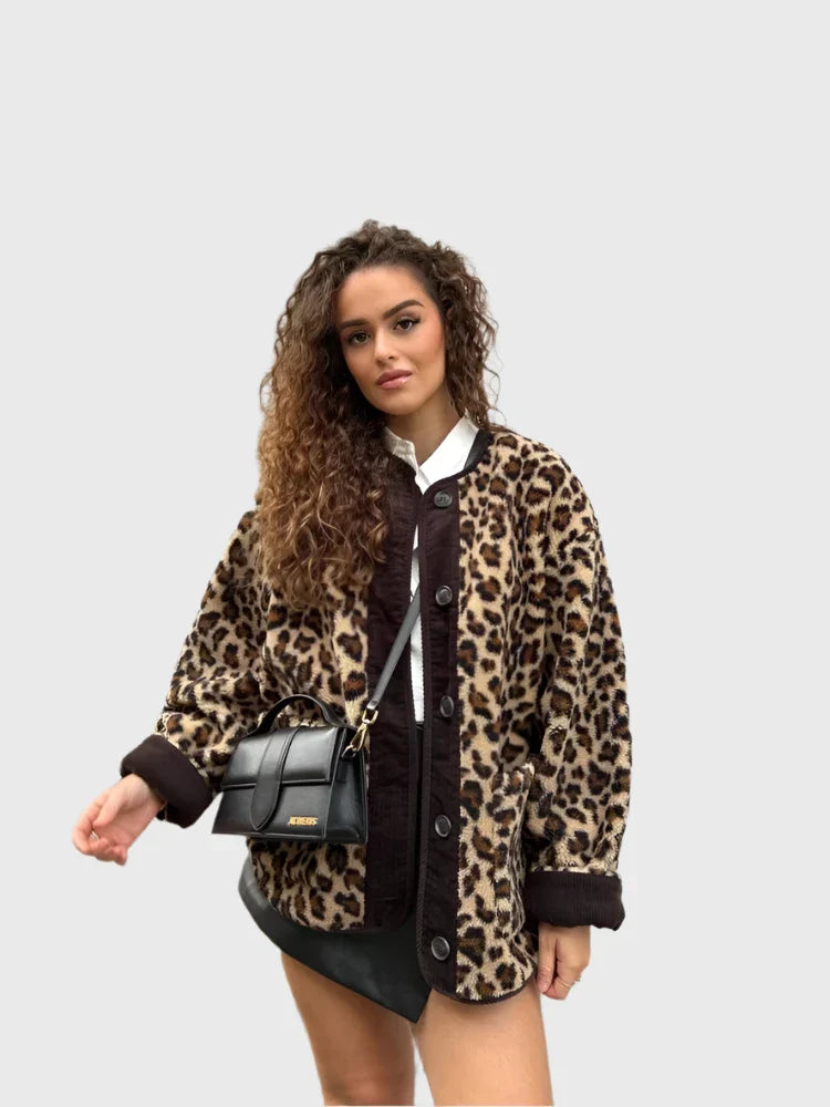 Damenmode: Stylische Leopardenjacke mit Knopfleiste, kombiniert mit schwarzer Umhängetasche. Trendige Herbstmode für modebewusste Frauen.