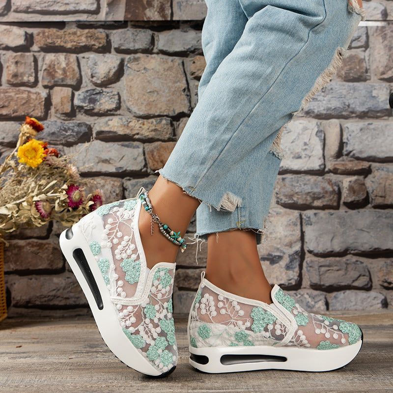 Damen-Sneaker mit Blumenmuster, atmungsaktivem Mesh, Keilabsatz und bequemer Sohle. Perfekt für Frühling und Sommermode.