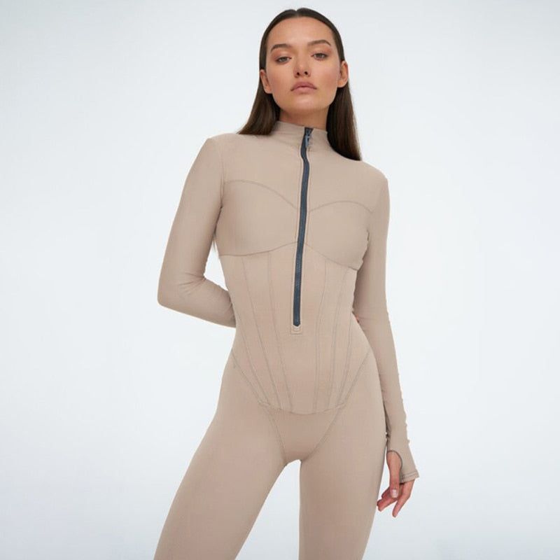 Damen-Einteiler in Beige mit Reißverschluss, figurbetont, langärmelig. Perfekt für Fitness, Yoga und Freizeit. Modisch und bequem.