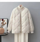 Weiße Steppjacke für Damen, modisch und warm, ideal für Herbst und Winter. Perfekt kombinierbar mit lässigen Outfits. Hochwertige Materialien.