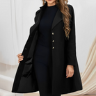Eleganter schwarzer Damenmantel mit Knopfleiste, ideal für Herbst und Winter. Modischer, zeitloser Look für stilvolle Outfits.