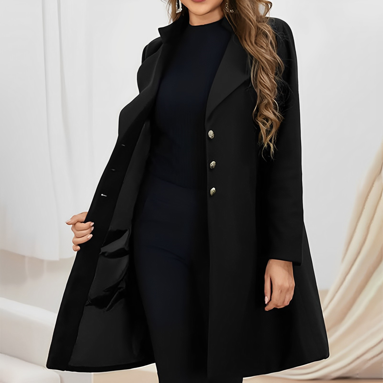 Eleganter schwarzer Damenmantel mit Knopfleiste, ideal für Herbst und Winter. Modischer, zeitloser Look für stilvolle Outfits.