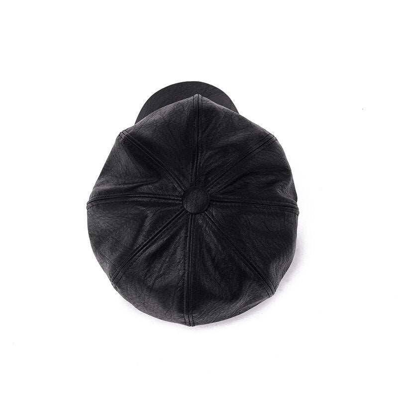 Schwarze Leder-Baker-Boy-Mütze, stilvoll und zeitlos, ideal für modische Outfits. Perfekt für Herbst- und Wintermode. Hochwertiges Accessoire.