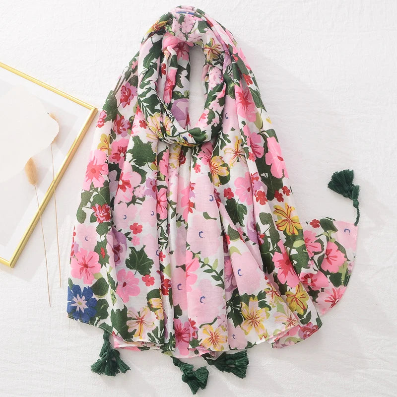 Blumenschal aus Baumwolle mit buntem Blumenmuster, ideal für Frühling und Sommer. Leicht, modisch, perfekt als Accessoire oder Geschenk.