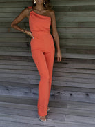Eleganter orangefarbener Jumpsuit mit asymmetrischem One-Shoulder-Design, ideal für stilvolle Anlässe. Perfekte Passform, modisch und trendy.