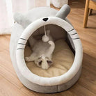 Katzenbett Höhle grau, Plüsch, gemütlich, mit Spielzeug, für Katzen, auf Holzboden.